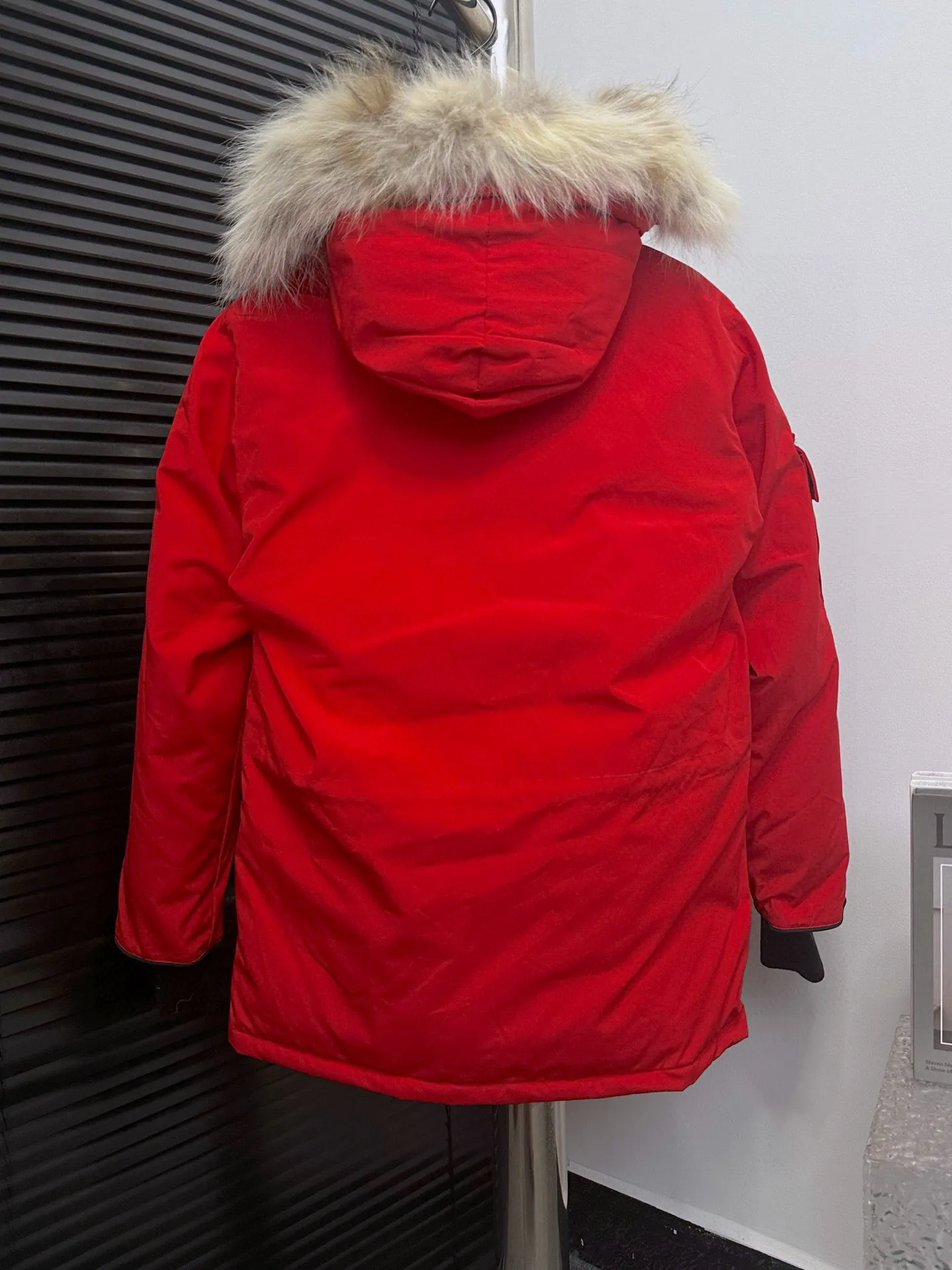 P780 Top Purchasing Version (Wolf Hair Optional) 🇨🇦CANADA GOOES 24 new models 08 models/couple models Factory direct supply: supplying global purchasing agents, micro-business, entities, Tmall, high-end stalls and studio cooperation, free shipping! Canada Goose Expedition Parka 2008 is the same style for men and women. It is mid-length and the most timeless classic. All Arctic and Antarctic scientific expedition teams choose Canada Goose as their cold-proof equipment. It is the Rolls-Royce of down jackets. ➖ Industry-leading anti-counterfeiting chip sensing. ➖ Imported Behringer embroidery machines and customized embroidery labels, the highest level and industry leading. ➖ Imported Korean 21-count polyester-cotton blended original fabric, TC85 waterproof coated fabric, water-repellent, windproof and wear-resistant. ➖ The new national standard 80 white duck down is filled with an average of 520 grams of down. The amount of down filled is industry-leading. ➖ 100% nylon lining with double double-layer sealing design to prevent velvet running, and seamless thread design on the cuffs! ➖ Western Canadian Green Wolf Collar. ➖ Yoshida YKK provides original factory-customized electroplated sliders. YKK two-way lockable zippers are tight and smooth and do not peel off paint. ➖ 3M composite Velcro is durable and the accessories and hardware are all custom-made. Note: Our copywriting is only simple and clear. Instead of bragging about the copywriting, it is better to compare and understand with samples. Only for the purest goose, the most dedicated, the most professional, the highest quality, the highest cost performance!  Size:XS-XXL
